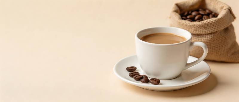 咖啡香浓 豆伴杯旁图片