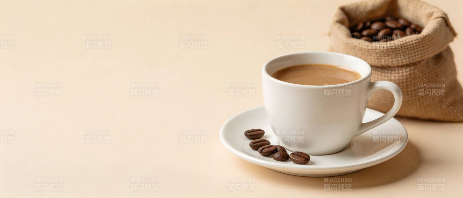 咖啡香浓 豆伴杯旁图片