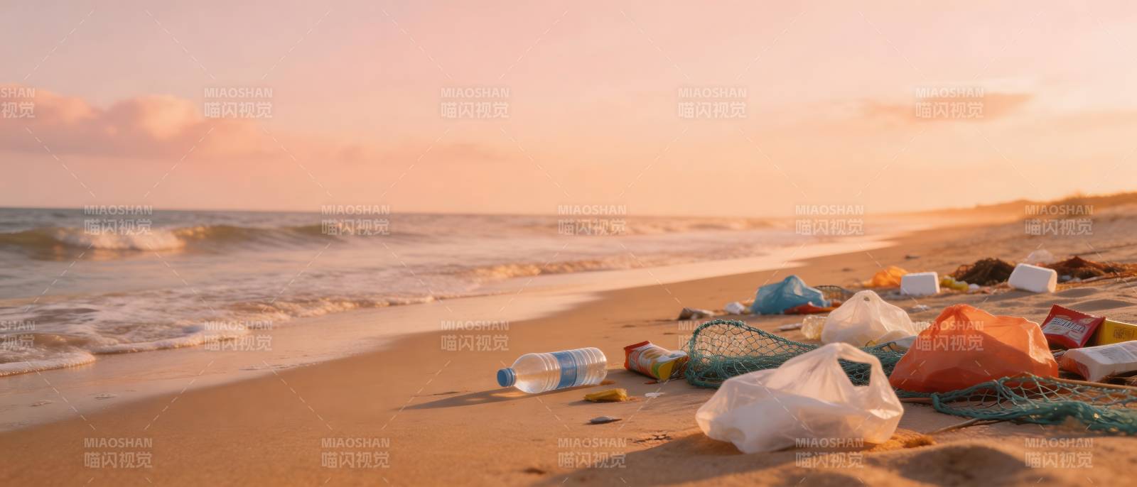 海滩垃圾污染 夕阳下的警示图片
