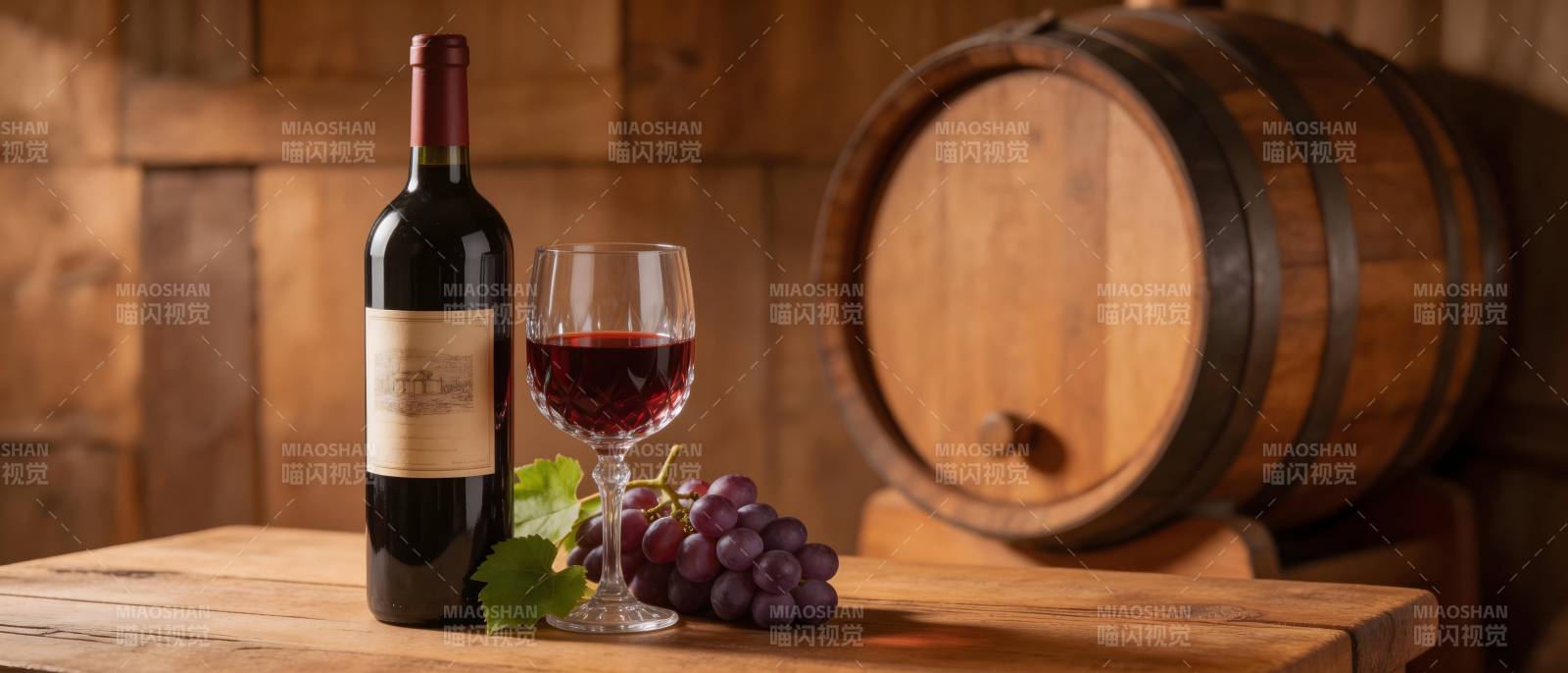 红酒配葡萄 木桶背景雅图片