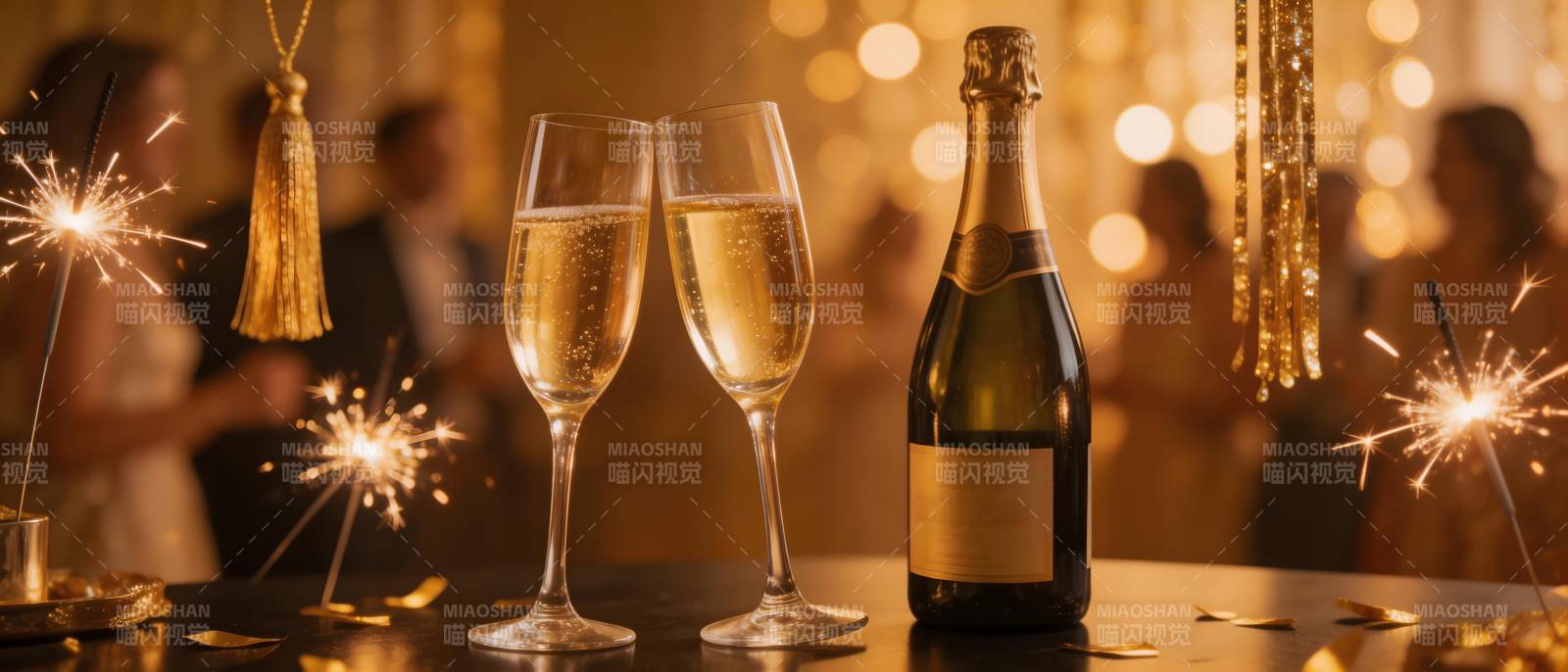 香槟碰杯 烟花庆新年图片
