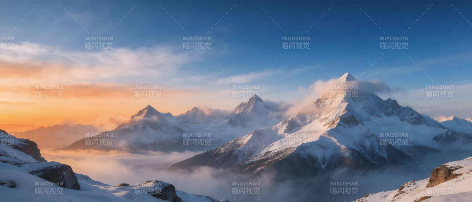 雪山日出 云海缭绕仙境图片