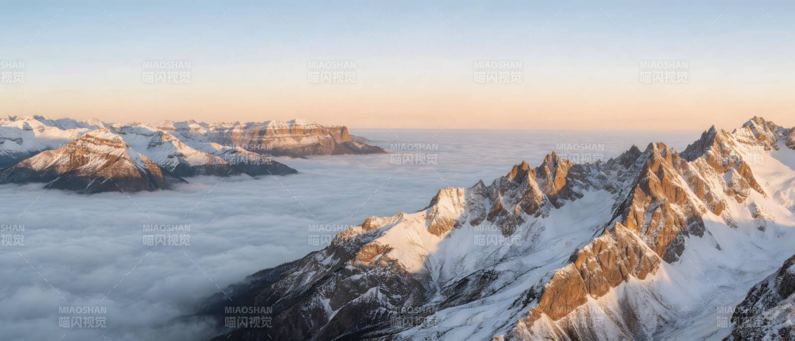 雪山云海 晨曦初照图片