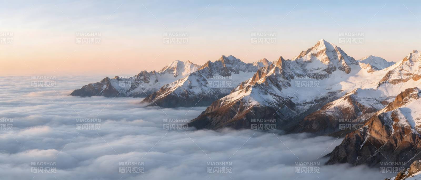 雪山云海 日出金辉图片