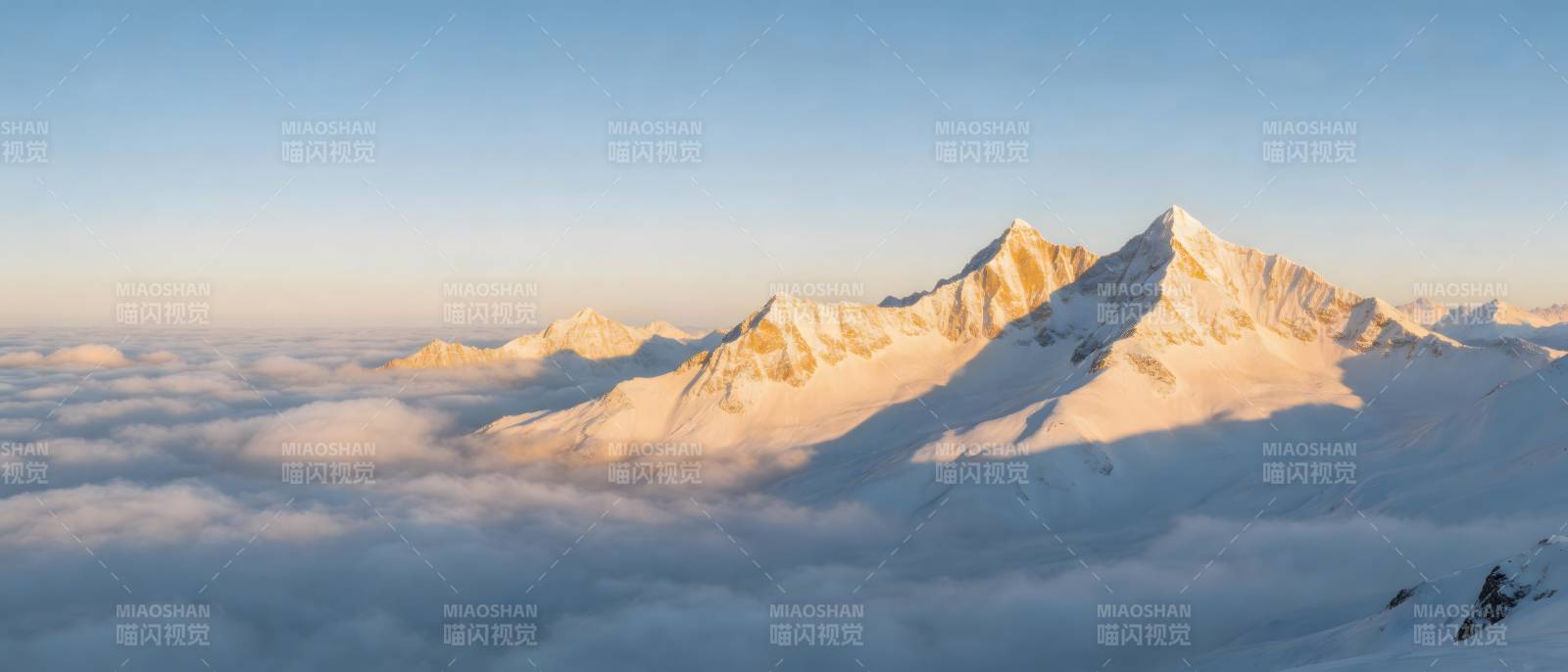 雪山云海 金色晨曦图片