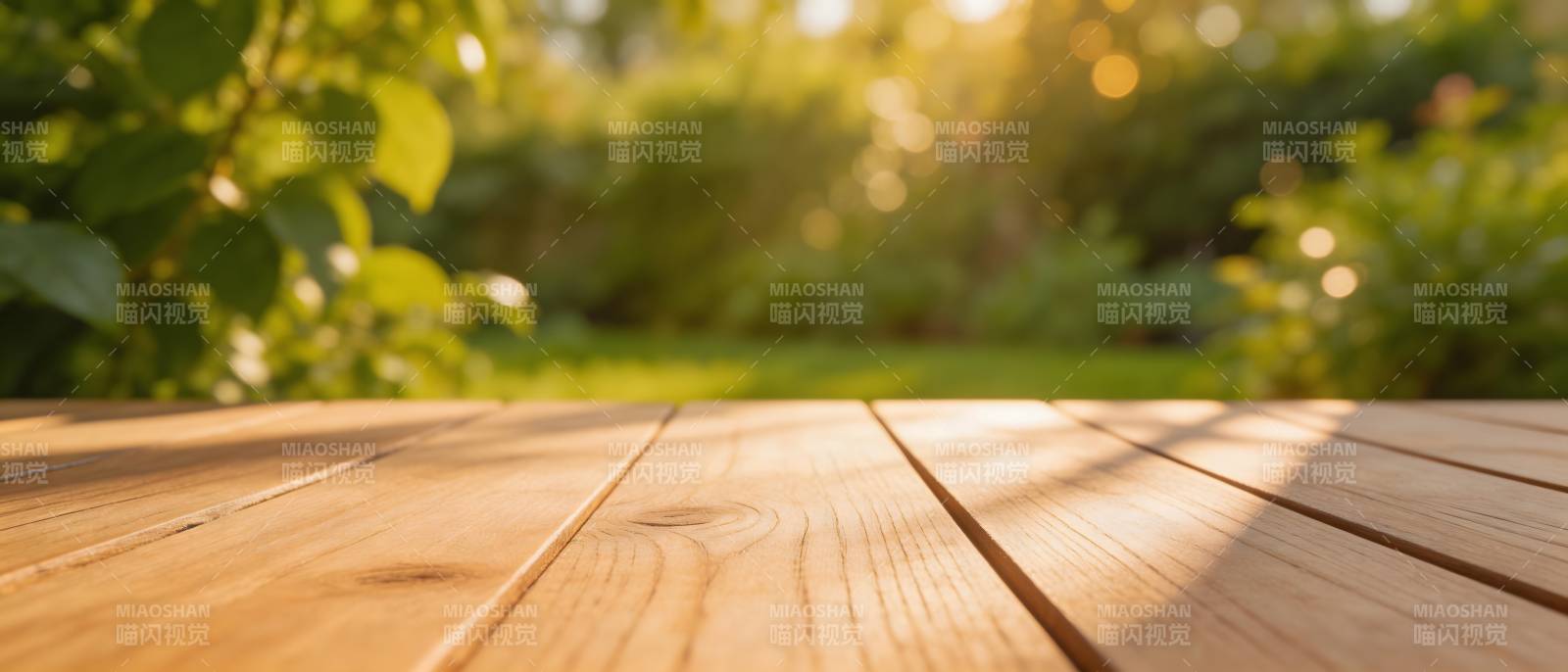 阳光木桌 绿意背景图片