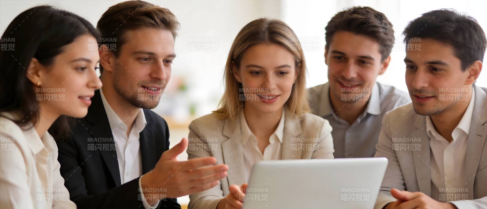 团队围看笔记本讨论图片