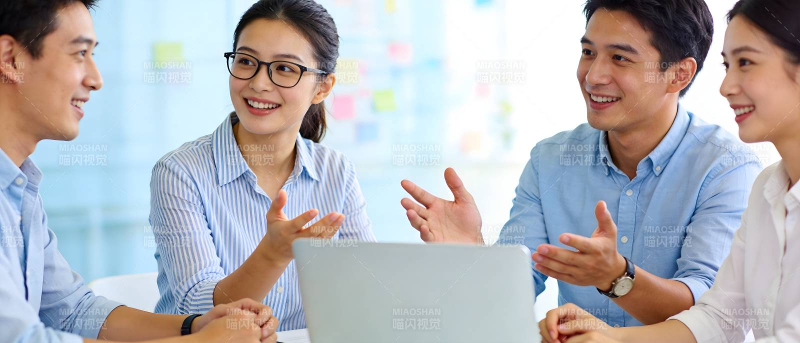 团队讨论 笑容满面协作中图片