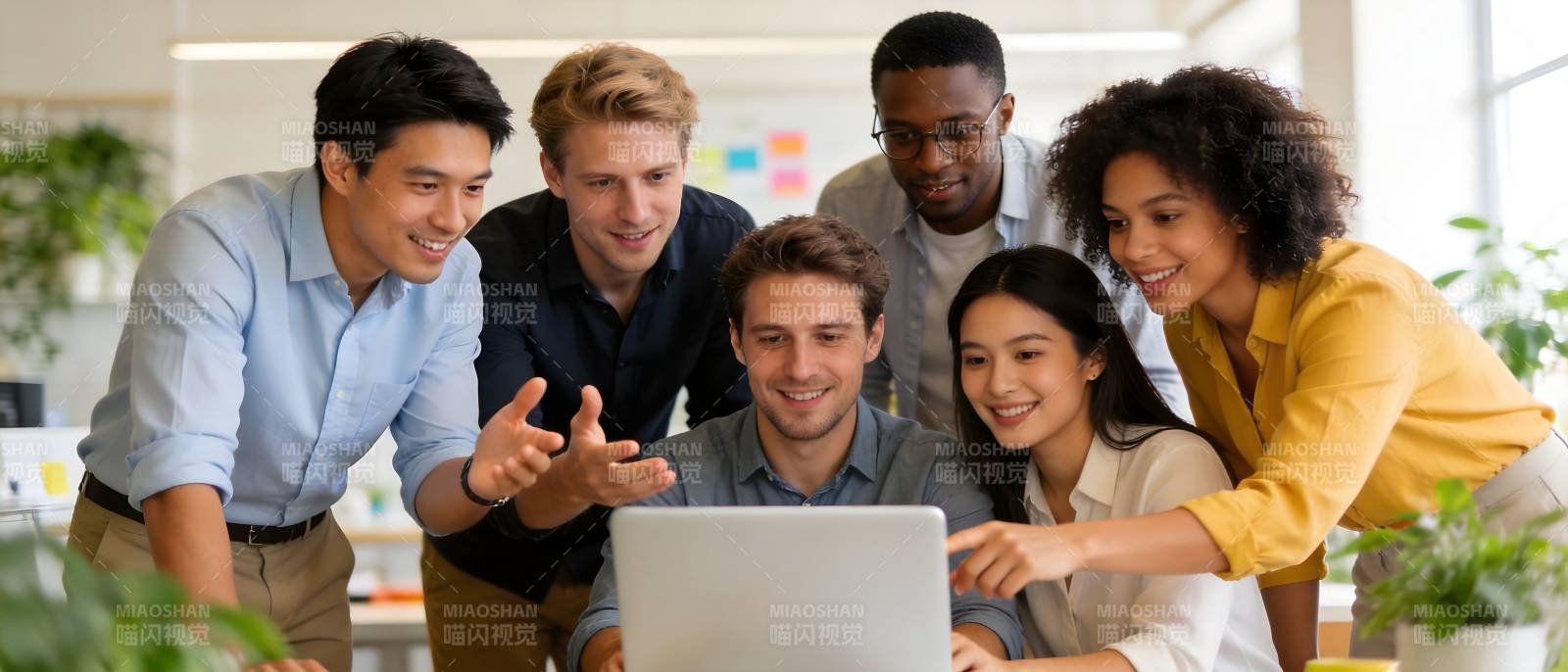 团队协作看电脑图片