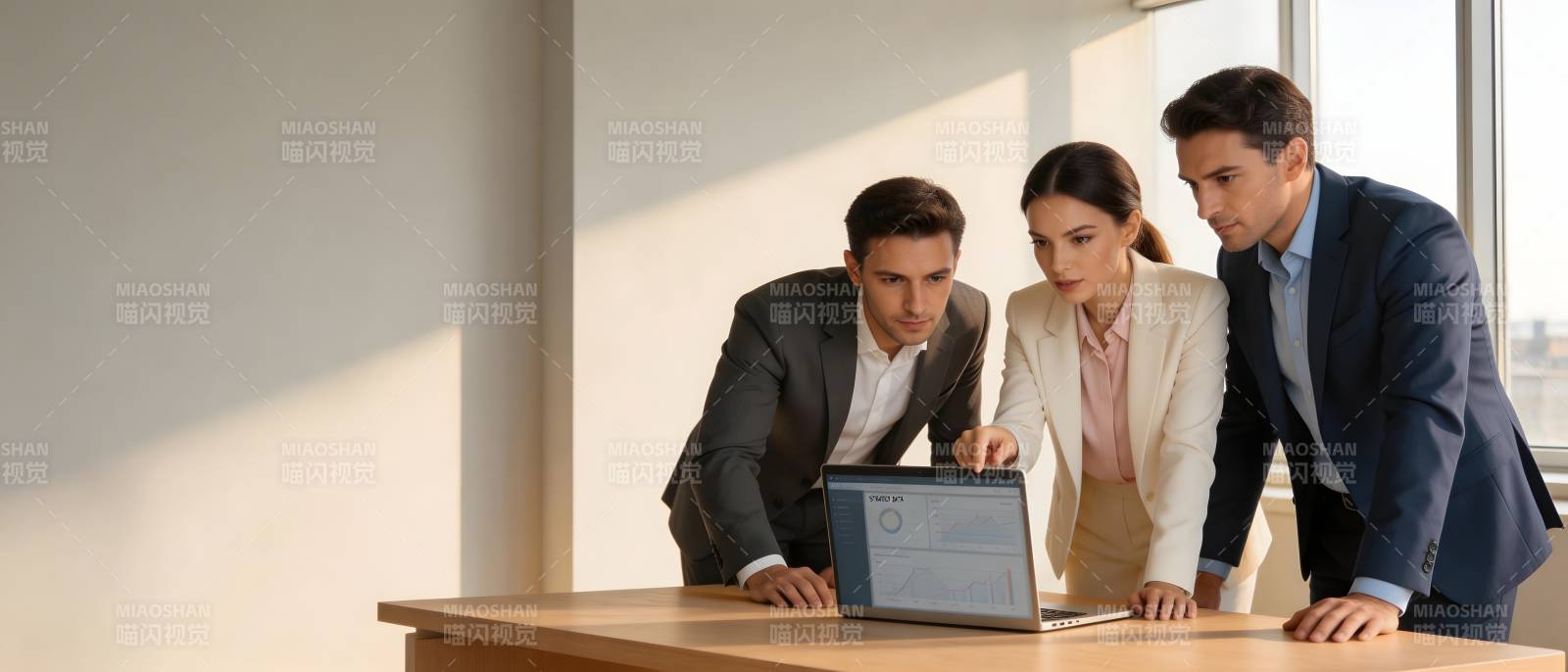 三人共看笔记本 专注讨论中图片