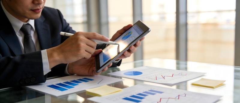 商务人士分析平板数据图表图片