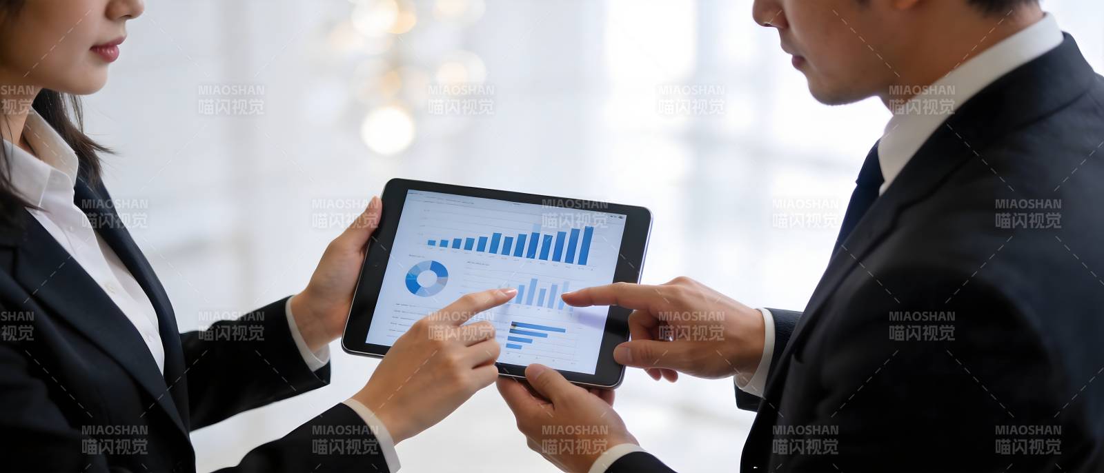 商务人士分析平板数据图片