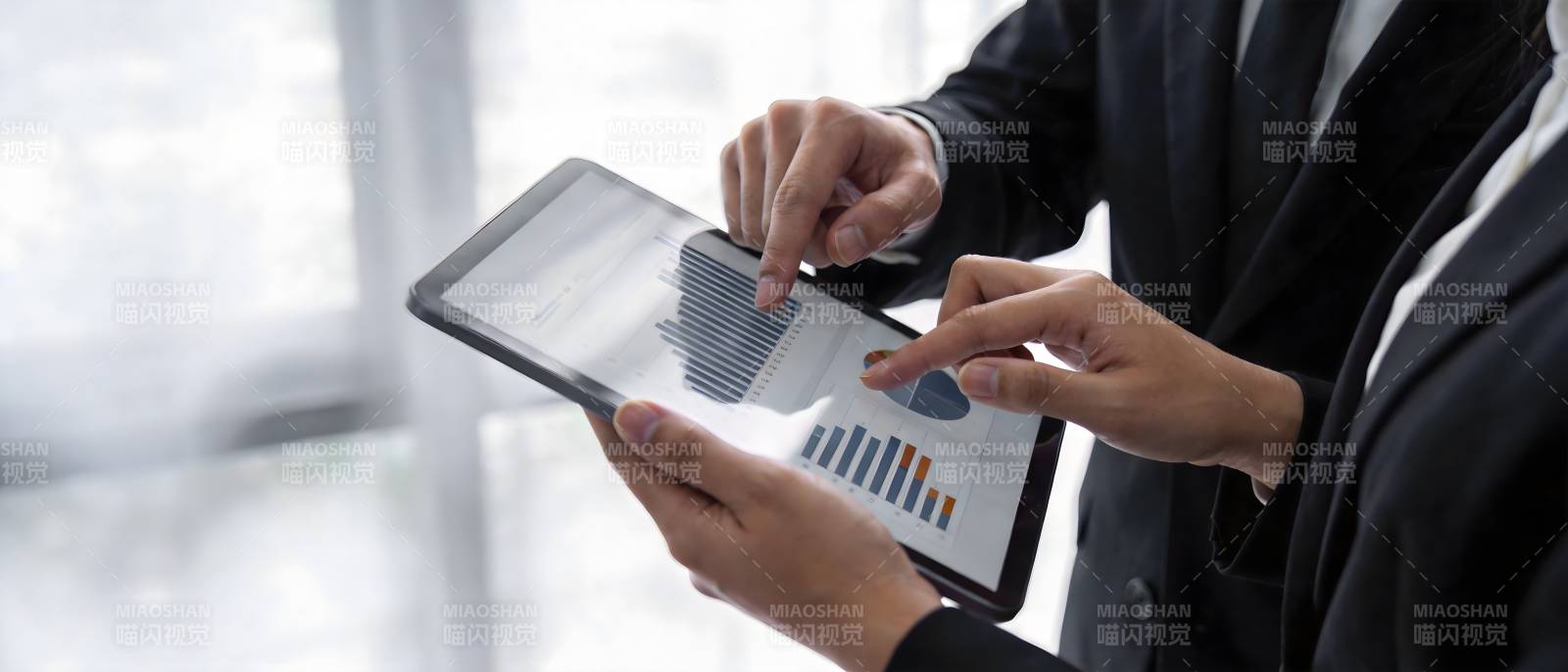 商务人士分析平板数据图表图片
