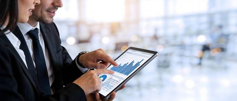 商务人士平板看数据图表图片