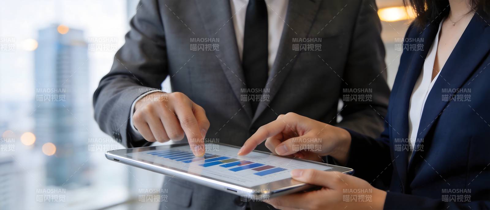 商务人士共览平板数据图片