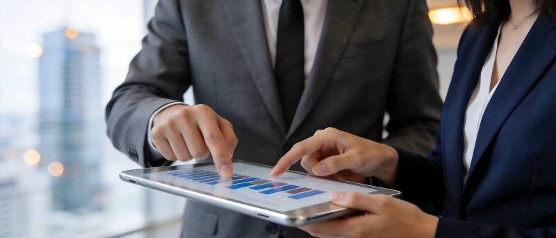 商务人士共览平板数据图片