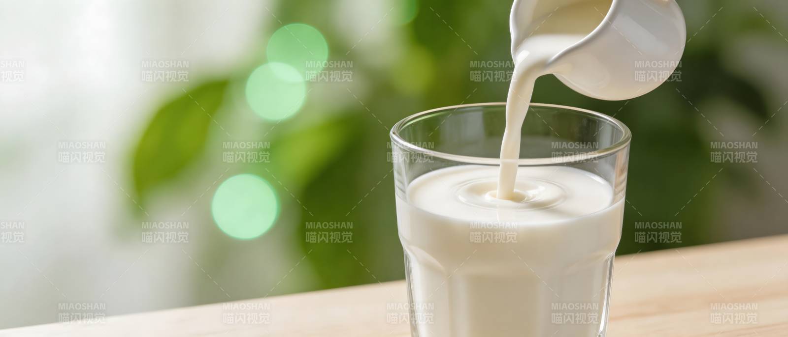 鲜奶倒入玻璃杯 清新自然图片