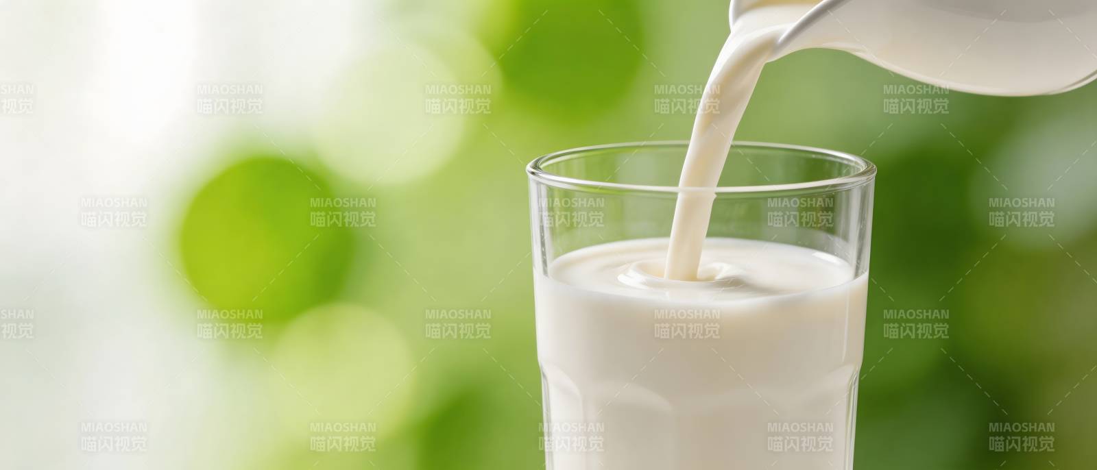 鲜奶倒入玻璃杯 清新自然图片