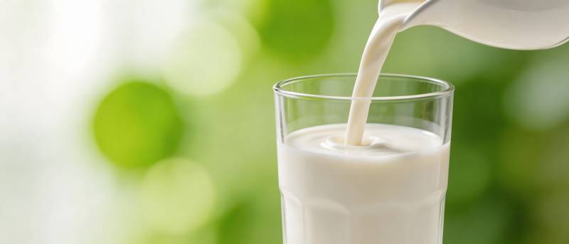 鲜奶倒入玻璃杯 清新自然图片