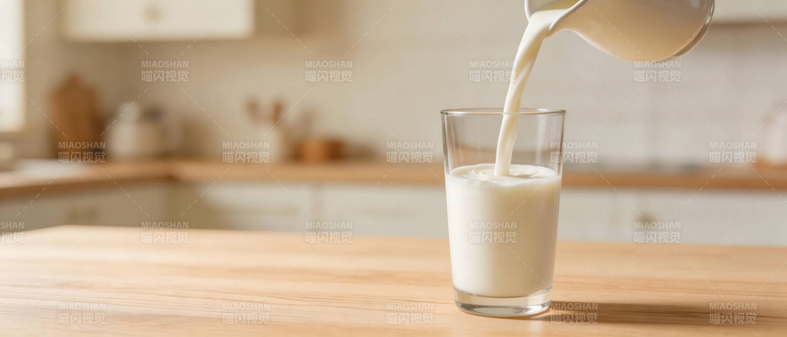 鲜奶入杯 晨光厨房香图片