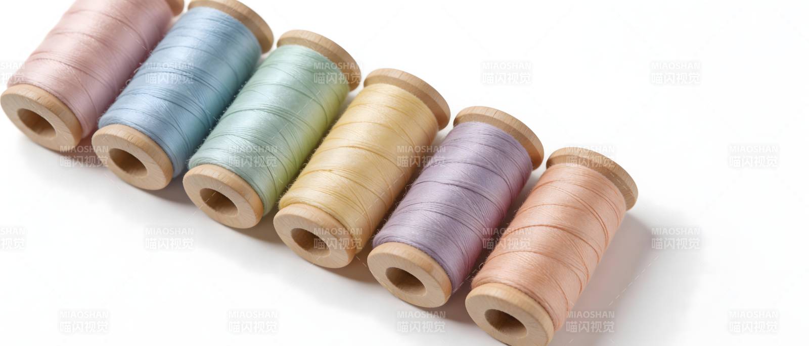 彩色线轴整齐排列图片