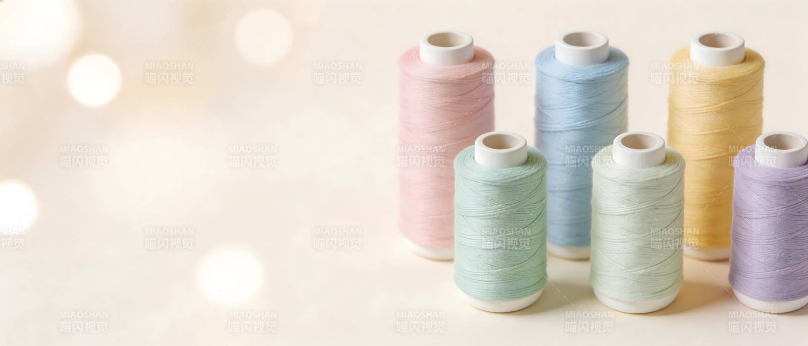 彩色线轴静置 柔光背景温馨图片