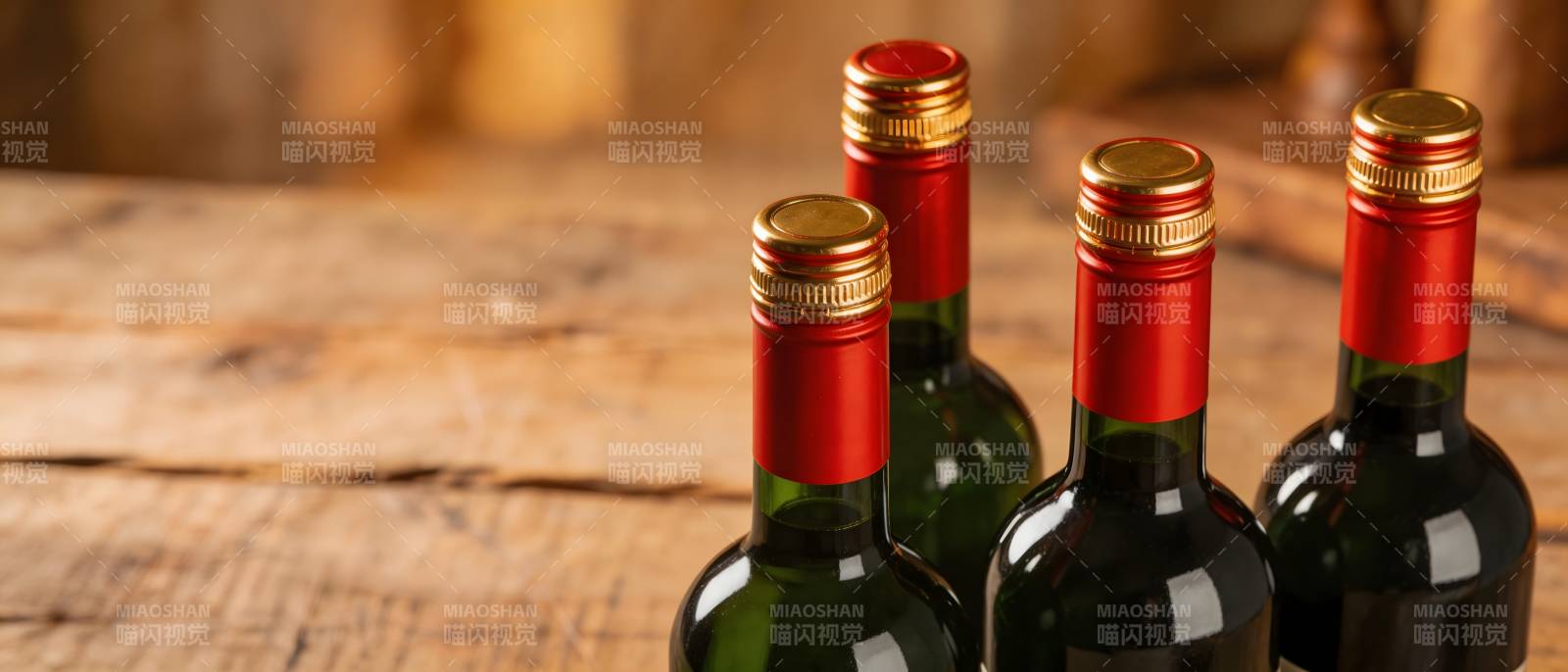 红酒瓶列木桌 红帽金封显雅致图片