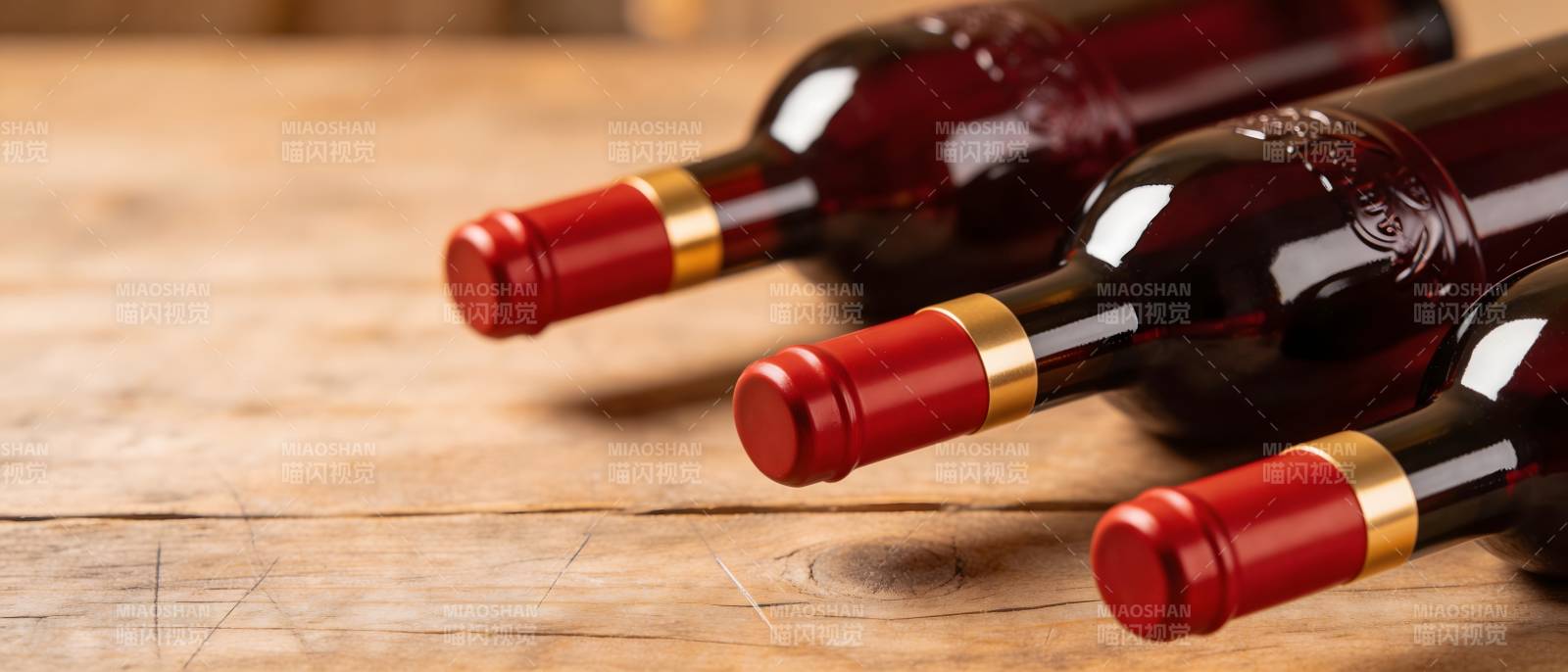 红酒瓶列木桌 红帽金环典雅图片