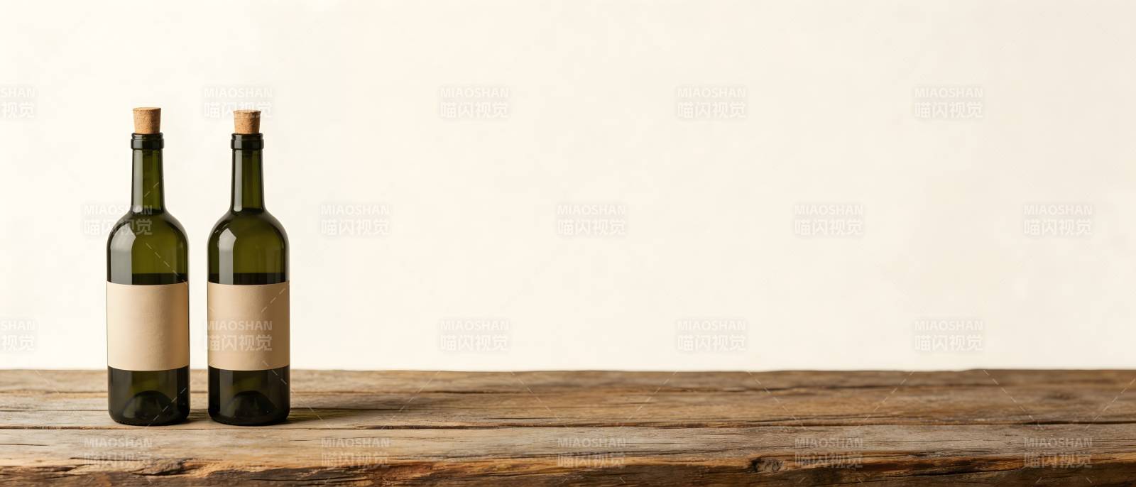 两瓶酒静置木桌 简约留白图片