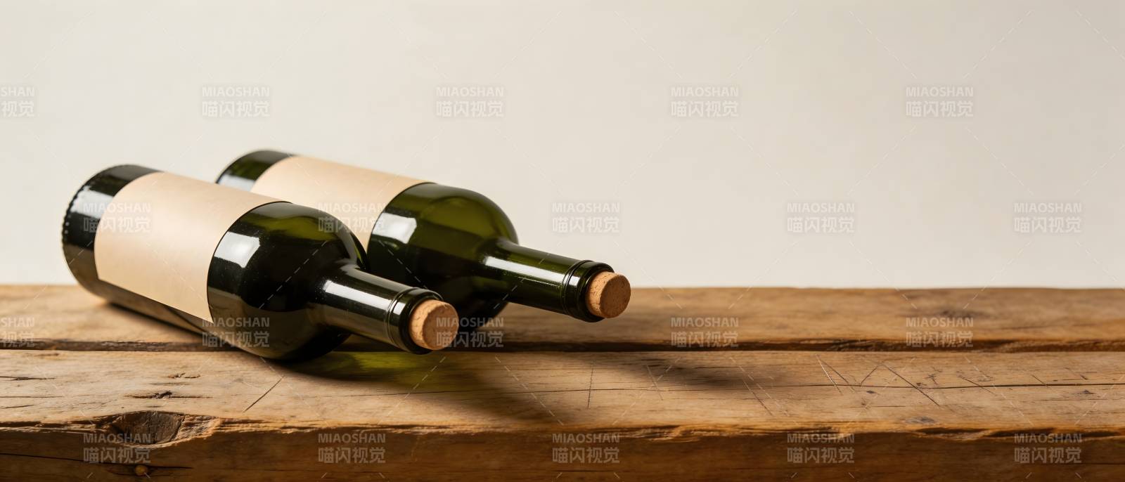 木桌上的两瓶葡萄酒图片