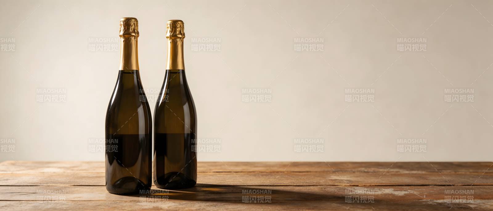 两瓶香槟静置木桌图片