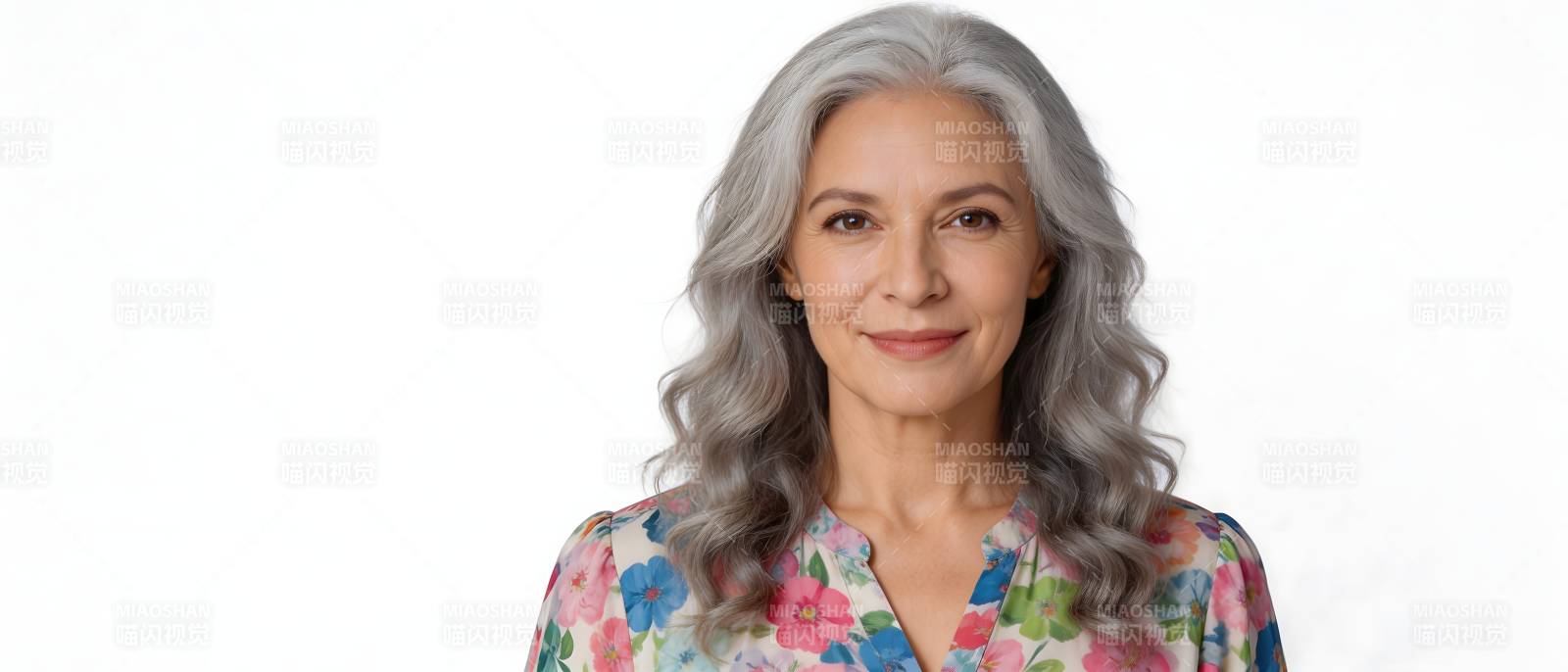 银发优雅女性微笑肖像图片