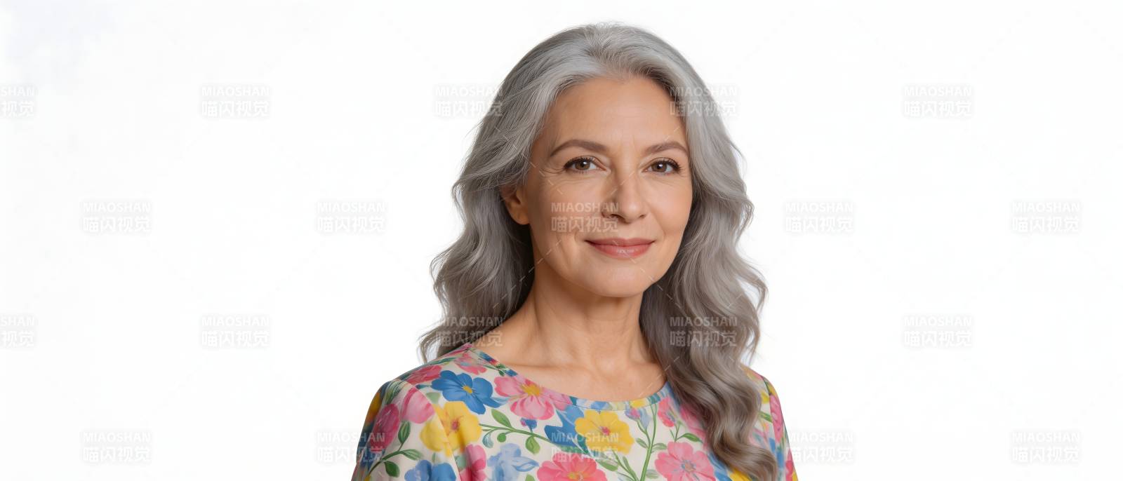 银发优雅女性 花衣微笑图片