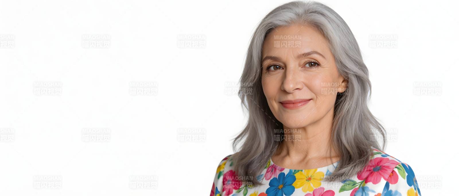 银发优雅女性微笑 portrait图片