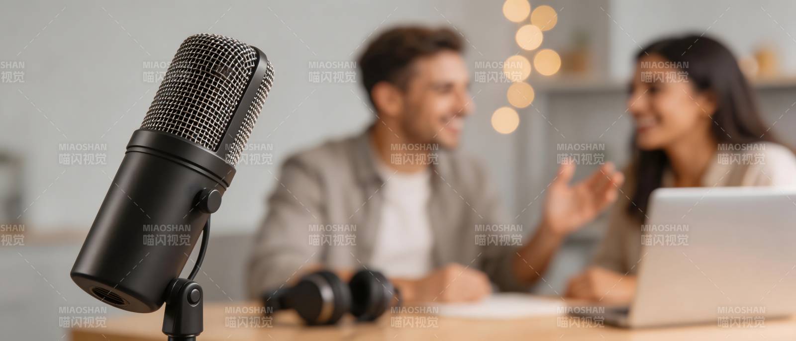 播客录制中 两人畅聊图片