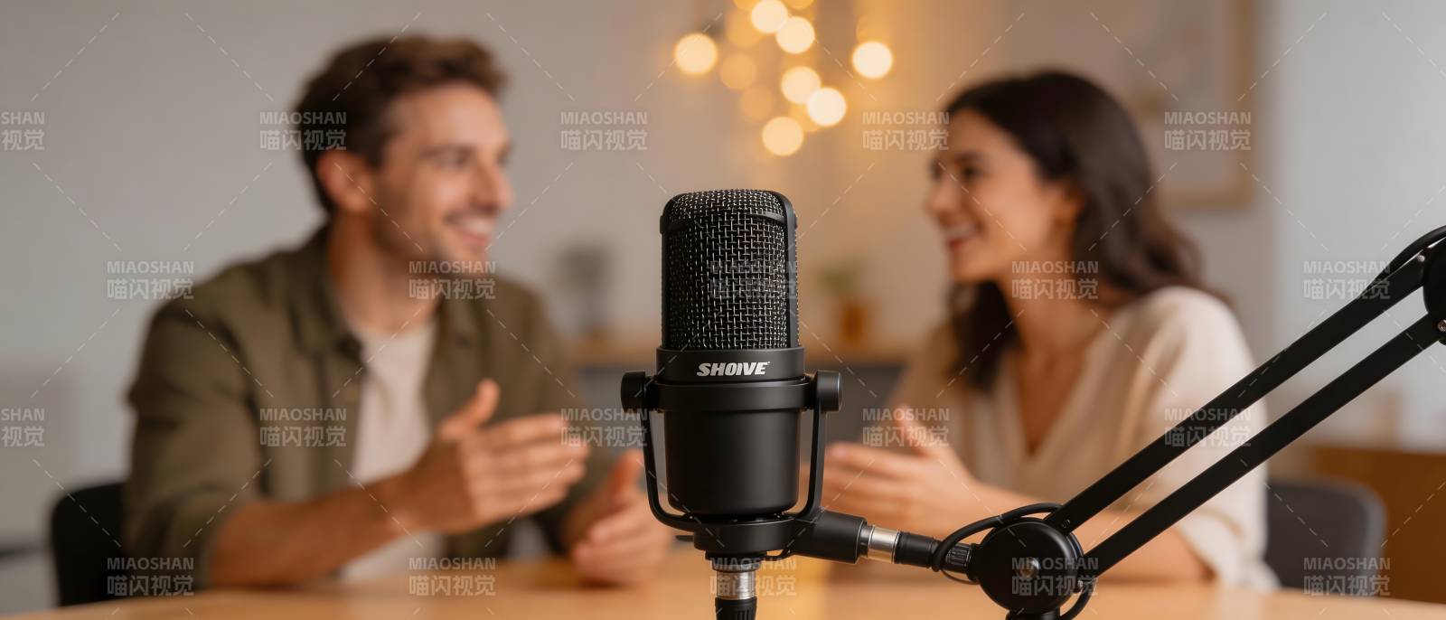 两人对谈 麦克风居中录制图片