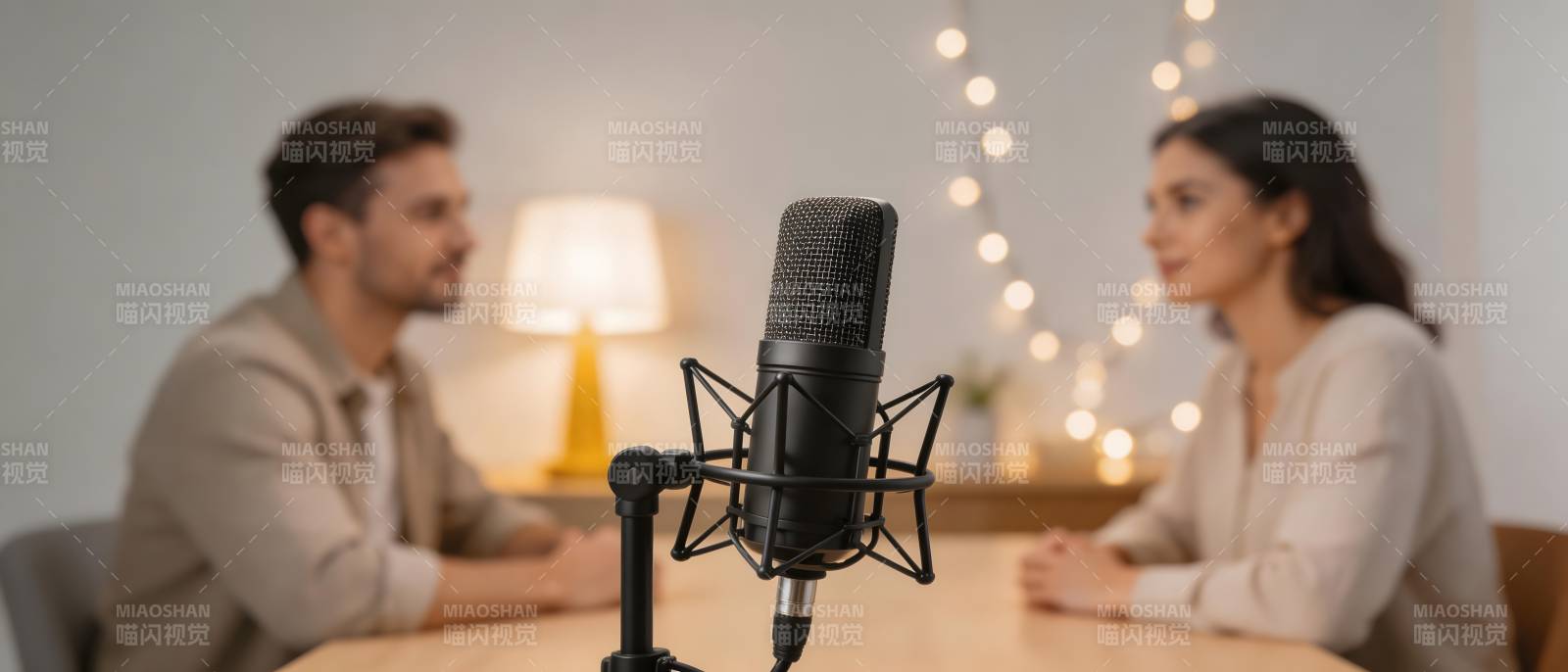 两人对谈 麦克风居中录制图片