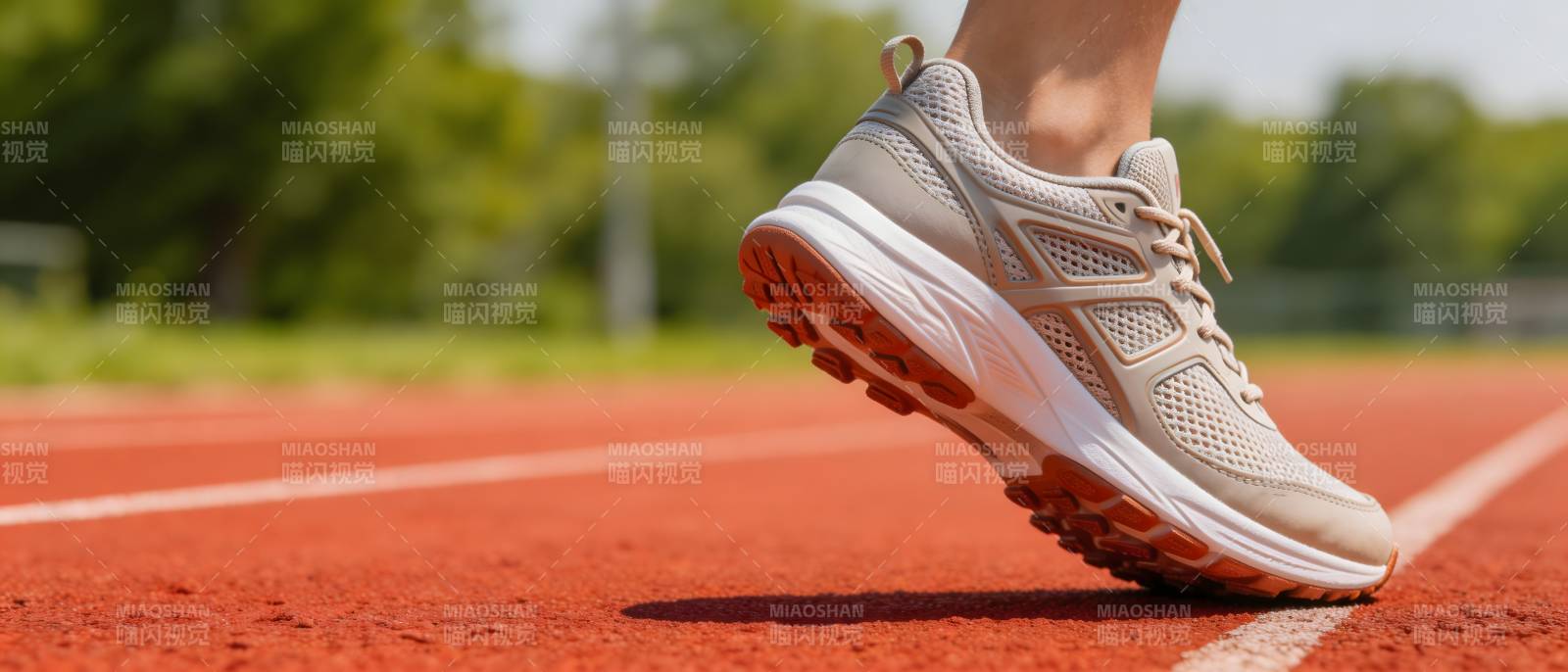 跑道上的运动鞋特写图片