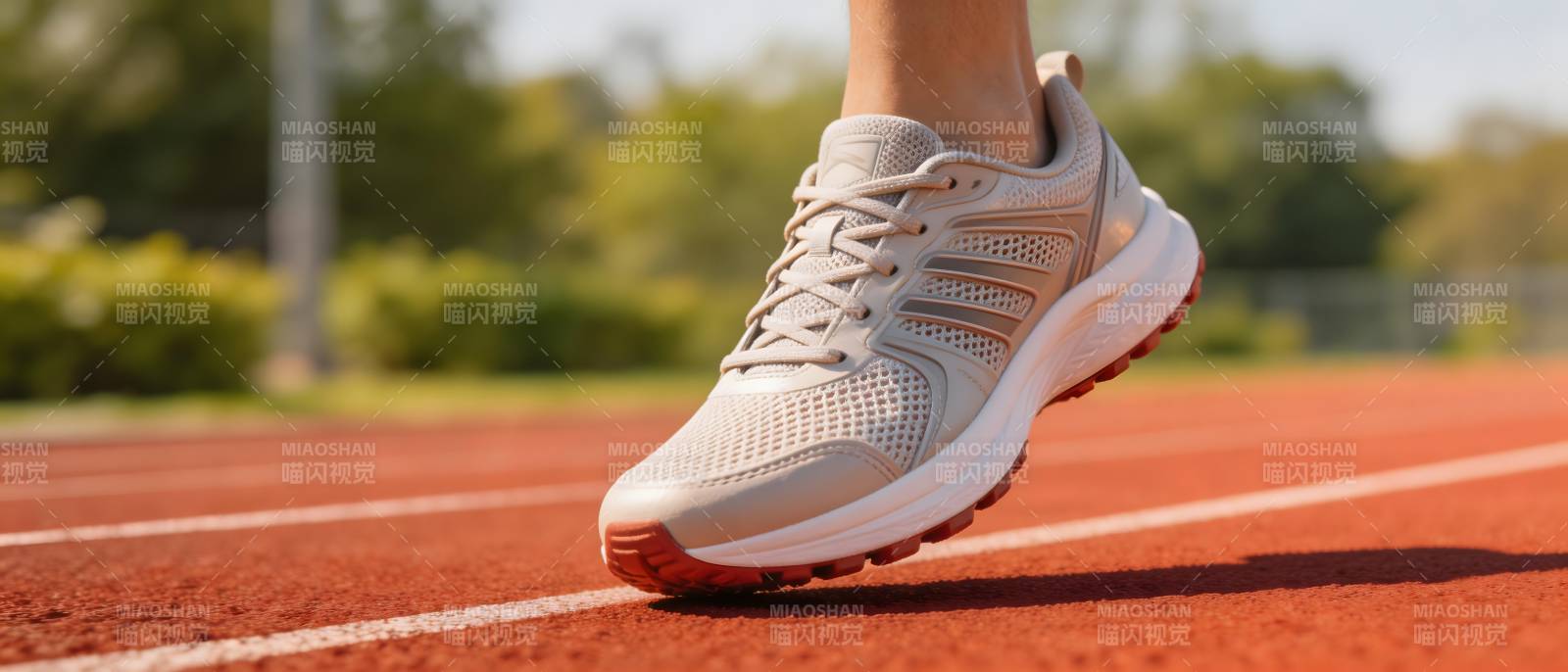 跑道上的轻盈步伐图片