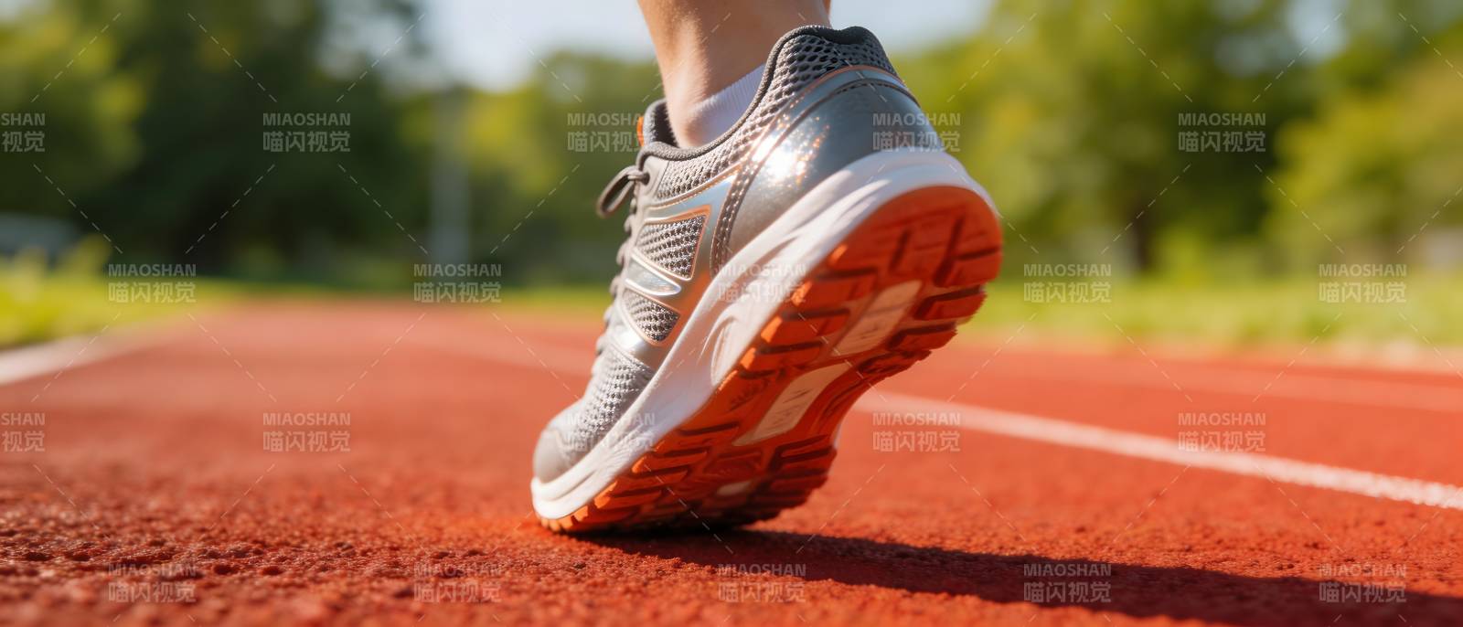 跑鞋踏红道 步履生风疾图片