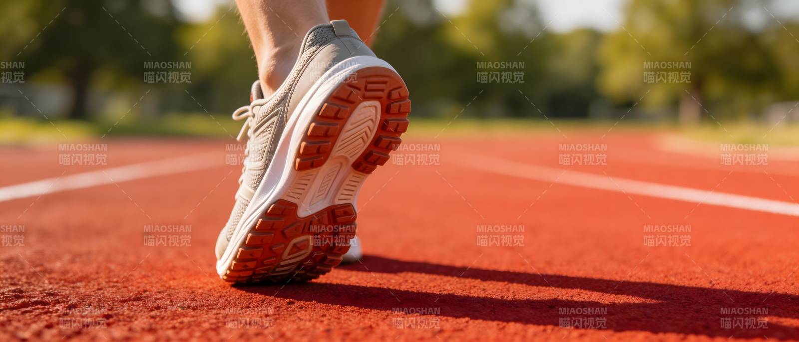 奔跑在红色跑道上图片