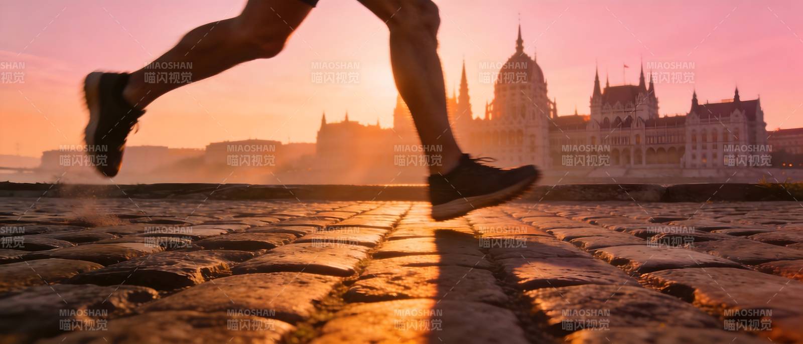 晨曦奔跑 古堡剪影图片