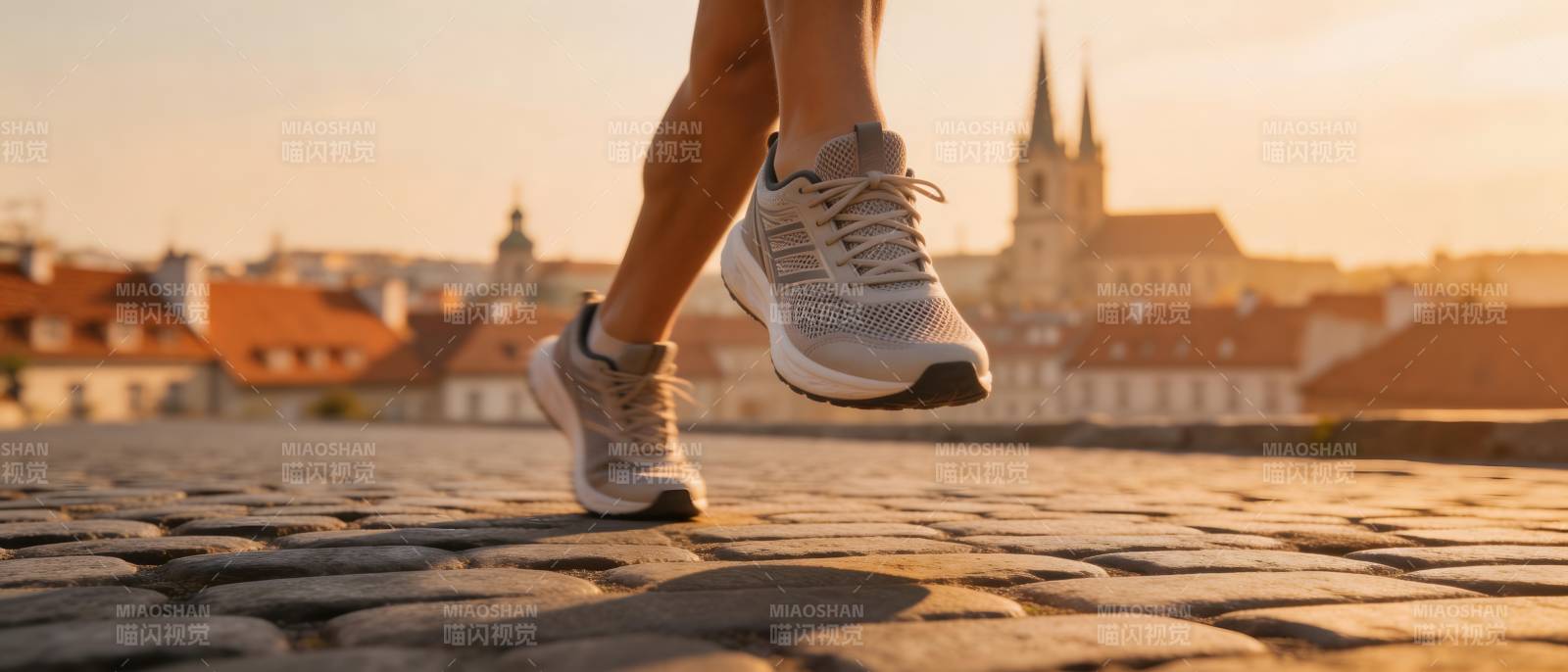 晨跑石板路 古堡映夕阳图片