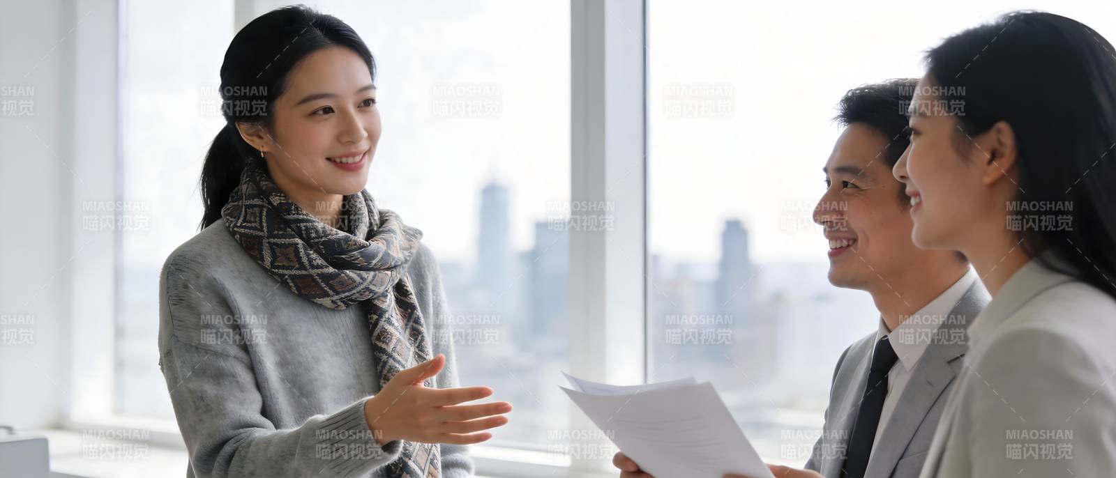 商务洽谈 微笑沟通中图片