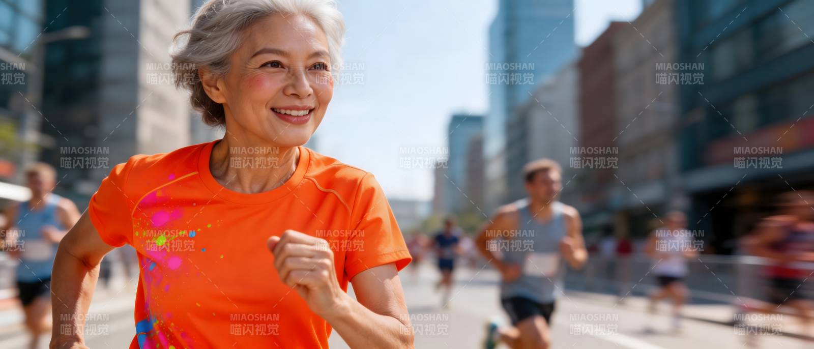 银发跑者活力城市晨跑图片