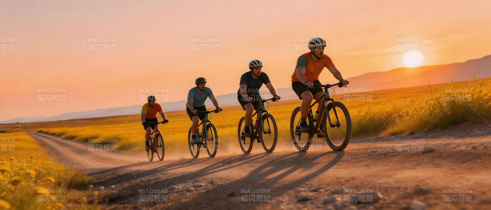 夕阳下四人骑行乡间路图片