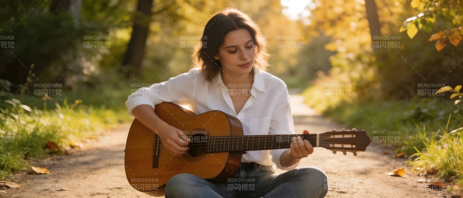 秋日林间弹吉他少女图片