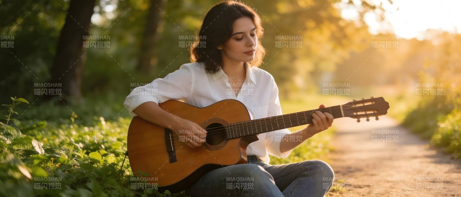 夕阳下弹吉他的女子图片