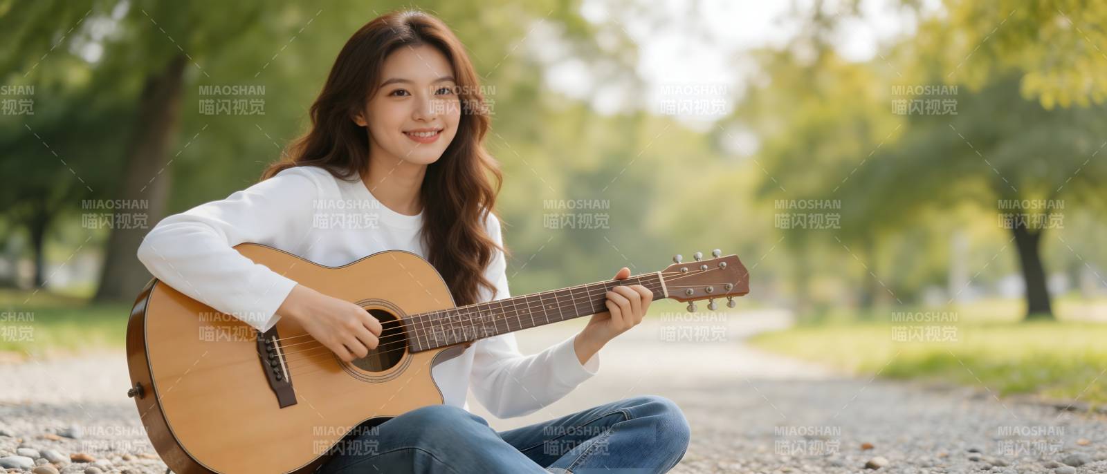 公园弹吉他 微笑如春风图片