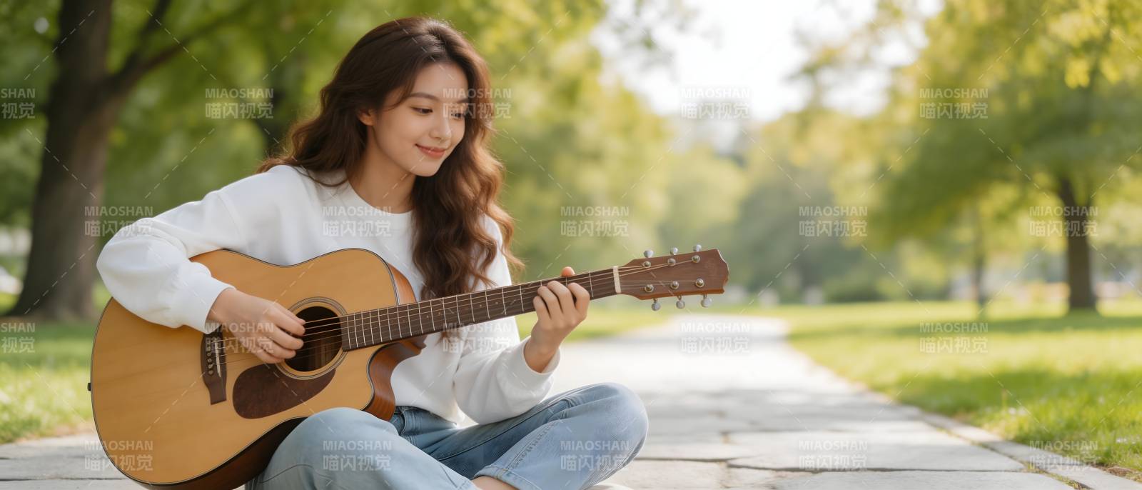公园弹吉他 阳光伴青春图片